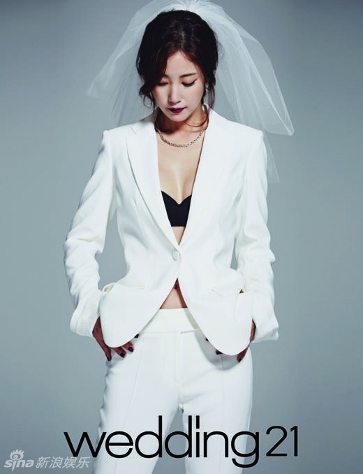 新浪娱乐讯 韩国女艺人奇恩世为某婚纱杂志拍摄的一组风格独特的婚纱