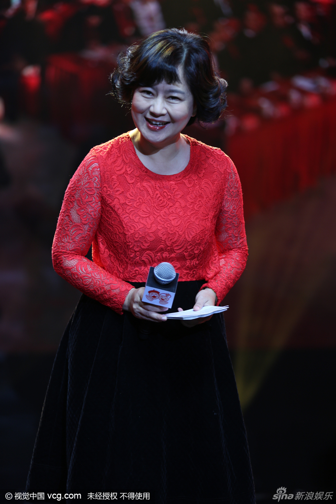 50岁鞠萍红色蕾丝透视装现身 身材发福