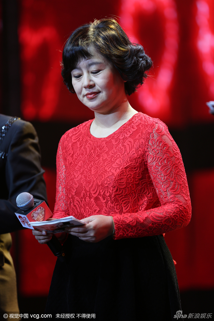 50岁鞠萍红色蕾丝透视装现身 身材发福