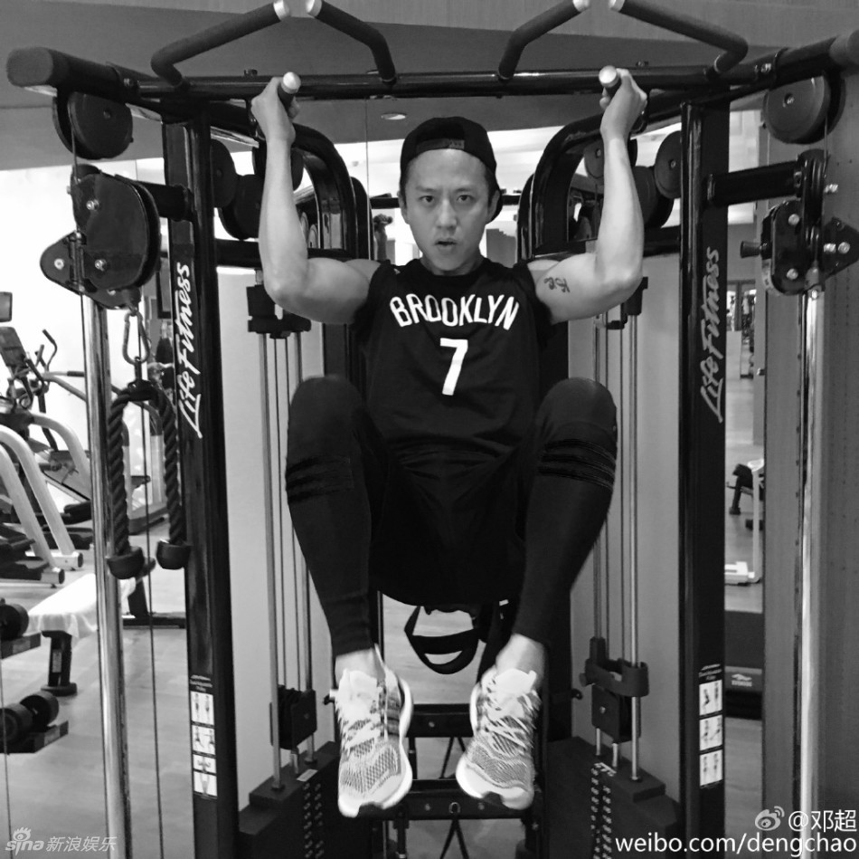 组图:邓超晒健身照似耍猴 肌肉紧实张腿搞怪_高清图集_新浪网