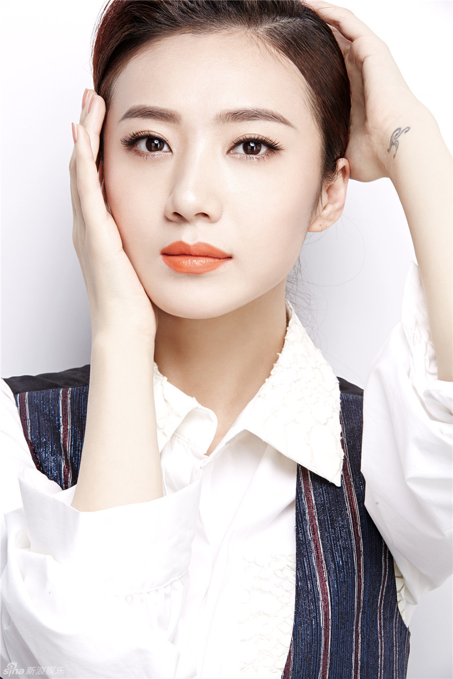 王晓新春黑白简约写真 [7p]