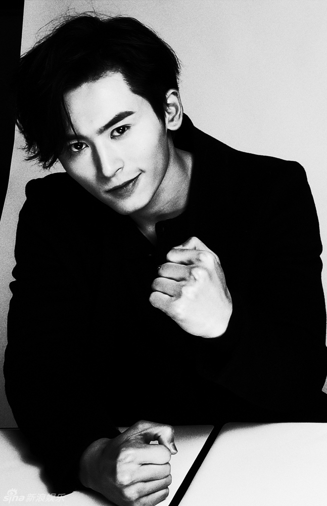 组图:张哲瀚黑暗系写真曝光 上演妖颜惑众_高清图集_新浪网