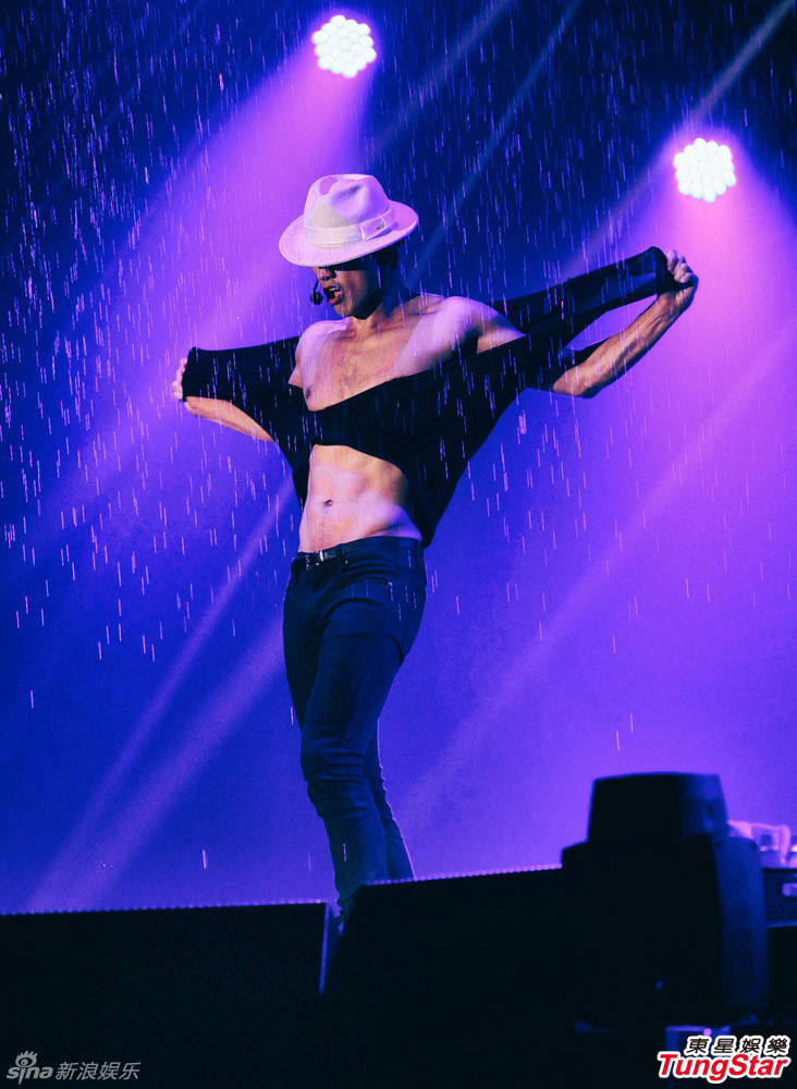 组图:rain香港再现经典撕衣 雨中半裸秀腹肌_高清图集_新浪网