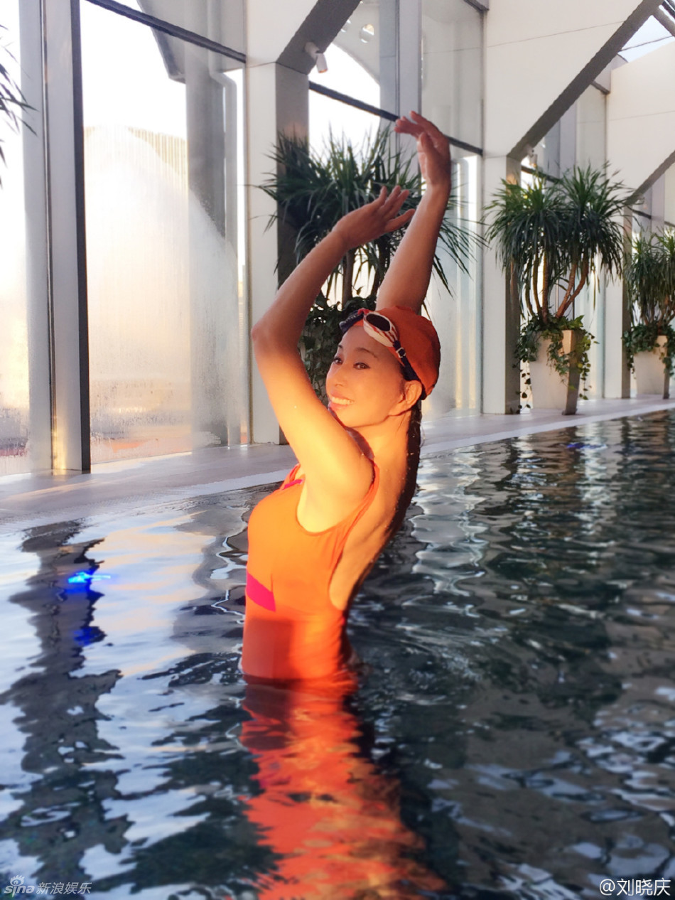 组图:60岁刘晓庆花样游泳 挺胸露背腰围纤细_高清图集_新浪网