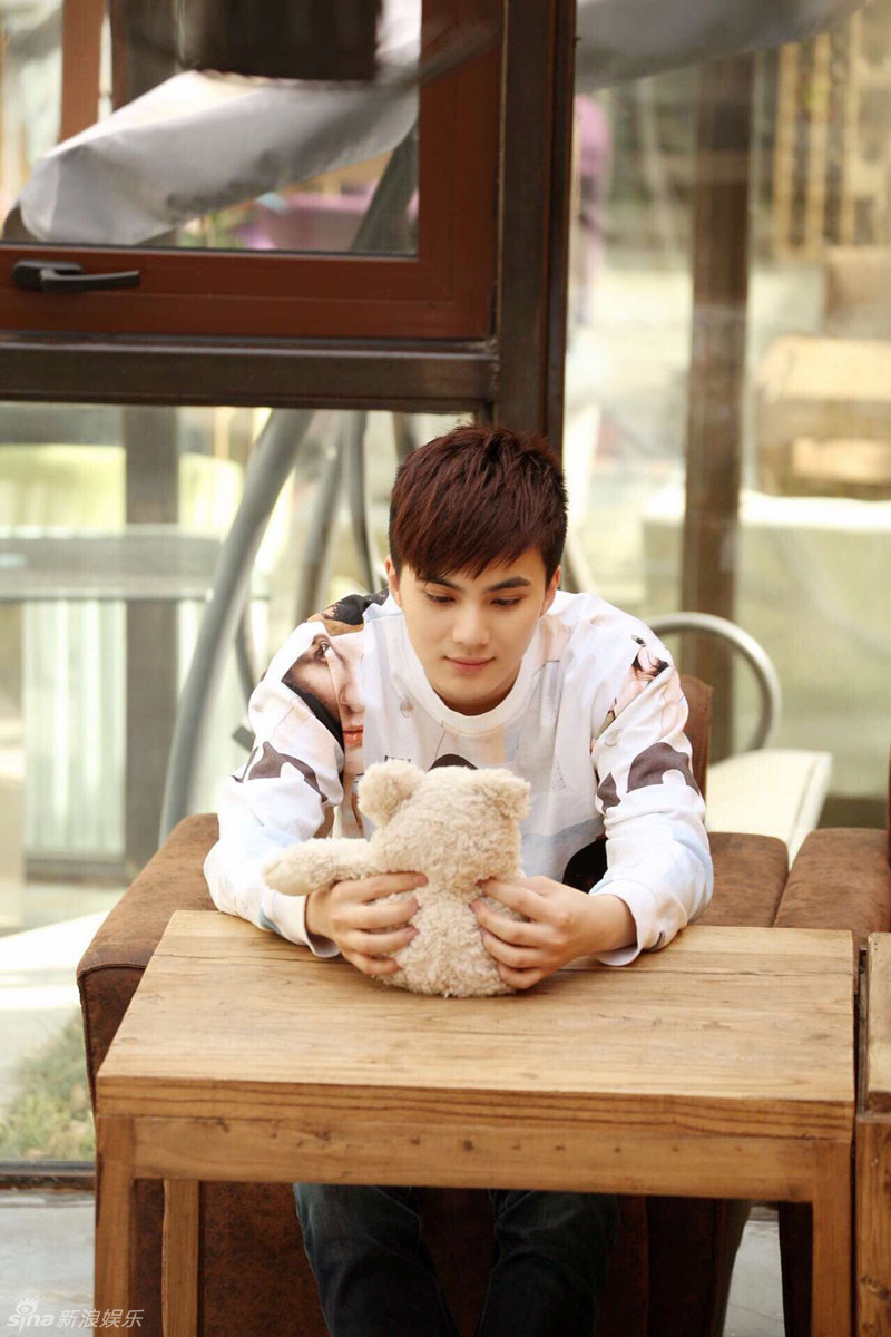 组图:周禹彤最新写真 暖萌小鲜肉送暖意_高清图集_新浪网