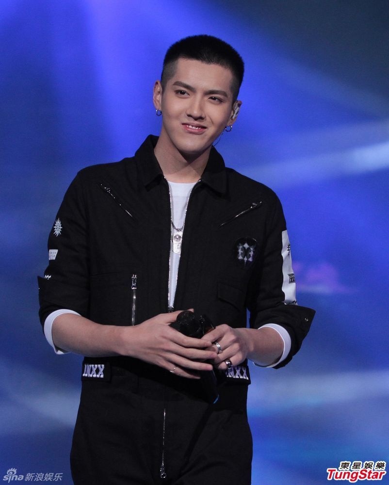 新浪娱乐讯 近日,吴亦凡参加2016年安徽卫视春晚节目录制,正当他唱得