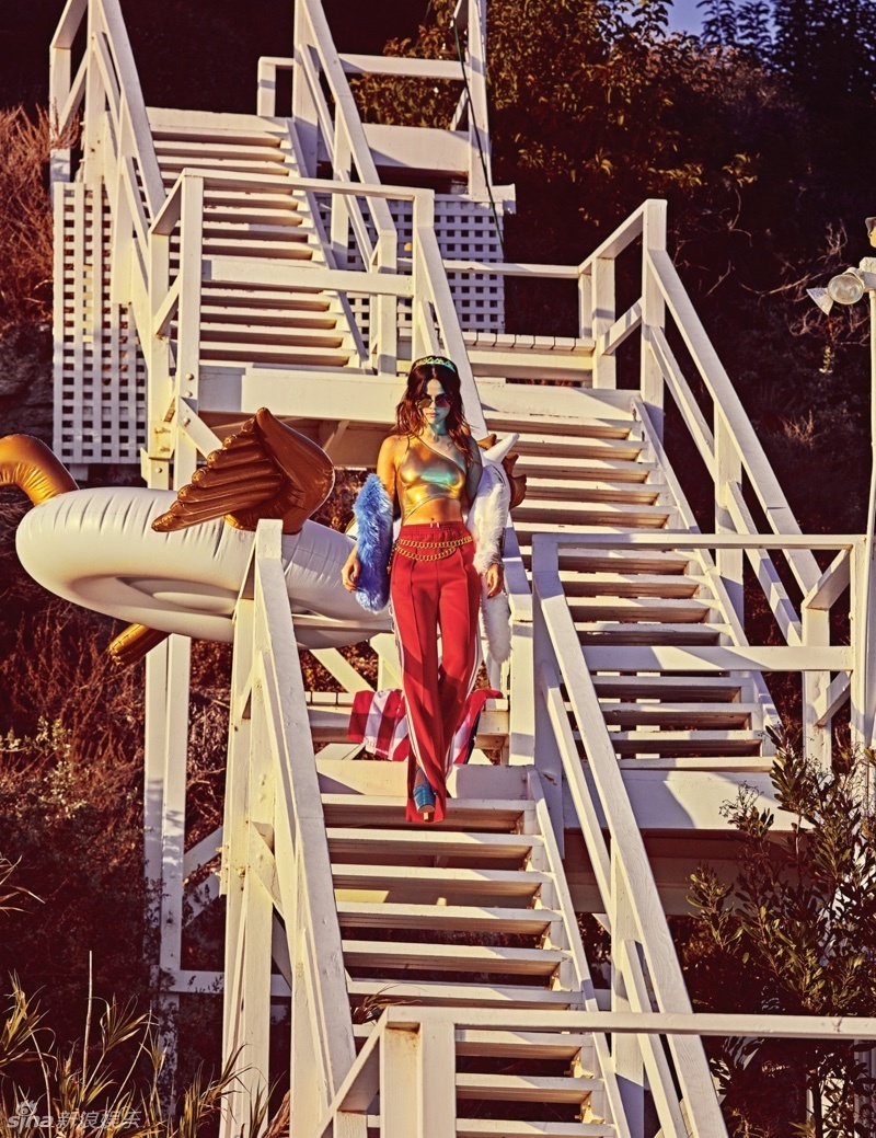 组图:赛琳娜透视比基尼挤事业线 趴沙滩挺翘臀_高清图集_新浪网