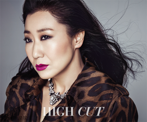 "双门洞一姐"罗美兰写真 红唇长发霸气侧露