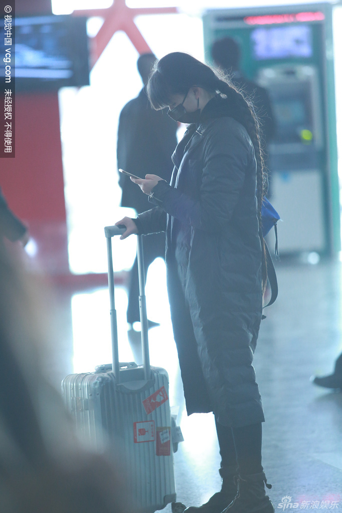 小彩旗独自现身机场口罩遮面 麻花辫抢镜