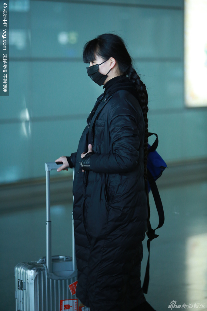 小彩旗独自现身机场口罩遮面 麻花辫抢镜
