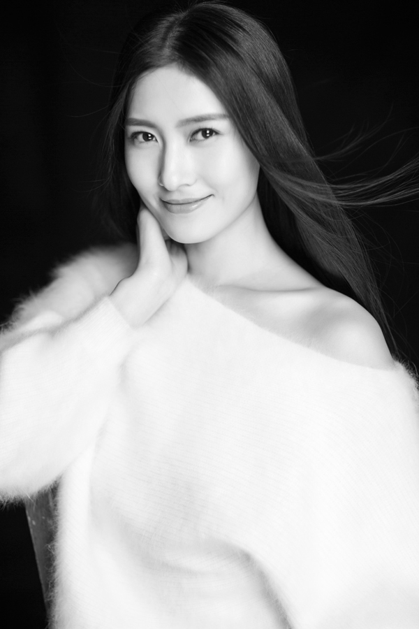 女星李叶青黑白主题写真 演绎性感尤物[4p]