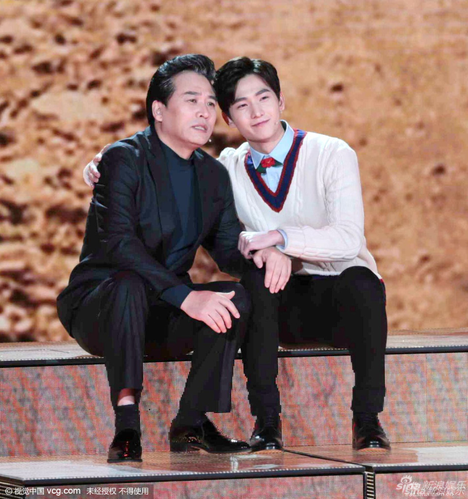 2016央视春晚 杨洋献唱《父子》动情流泪