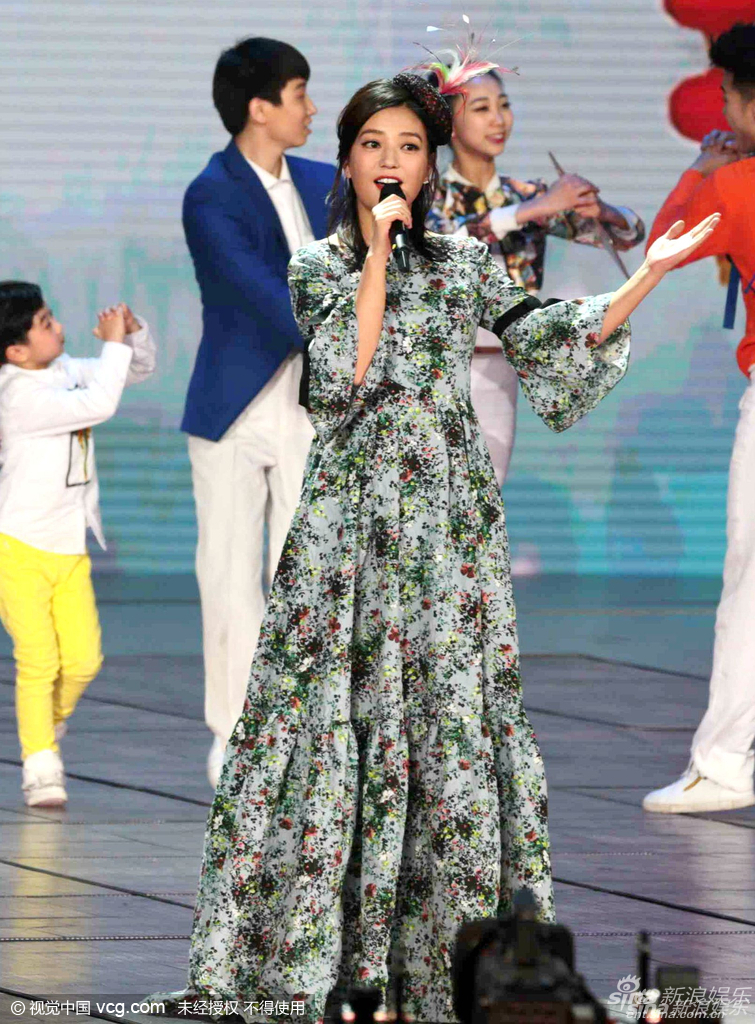 2016央视春晚 赵薇花裙俏皮动人歌声婉转