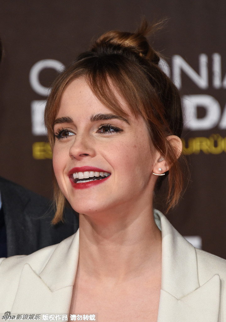 组图:艾玛沃特森米色大衣小露沟 丸子头俏皮_高清图集_新浪网