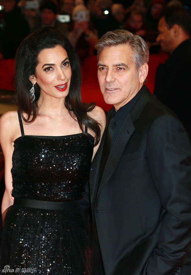 乔治·克鲁尼携妻子艾莫步上红毯