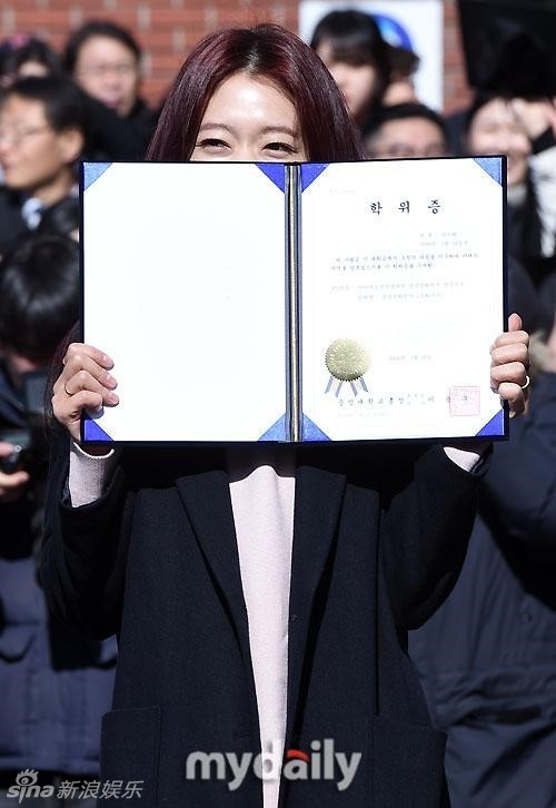 组图:朴信惠大学毕业 手拿证书众星捧月被围堵_高清图集_新浪网