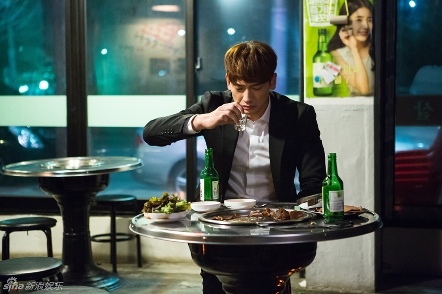 组图:rain新剧曝光剧照 边喝酒边哭酩酊大醉