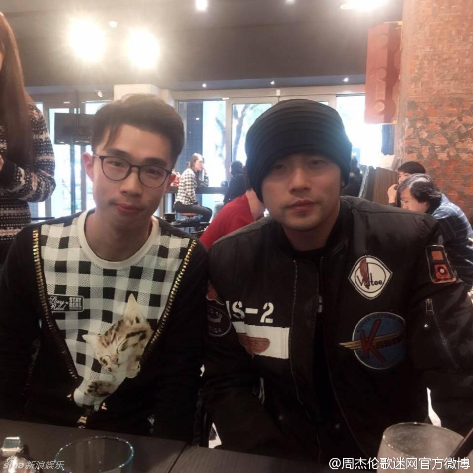 昆凌创业开咖啡店周杰伦捧场合影粉丝