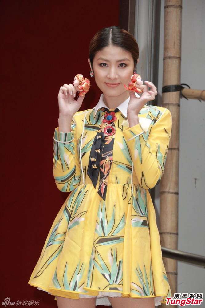 陈慧琳穿花色蓬蓬裙扮嫩
