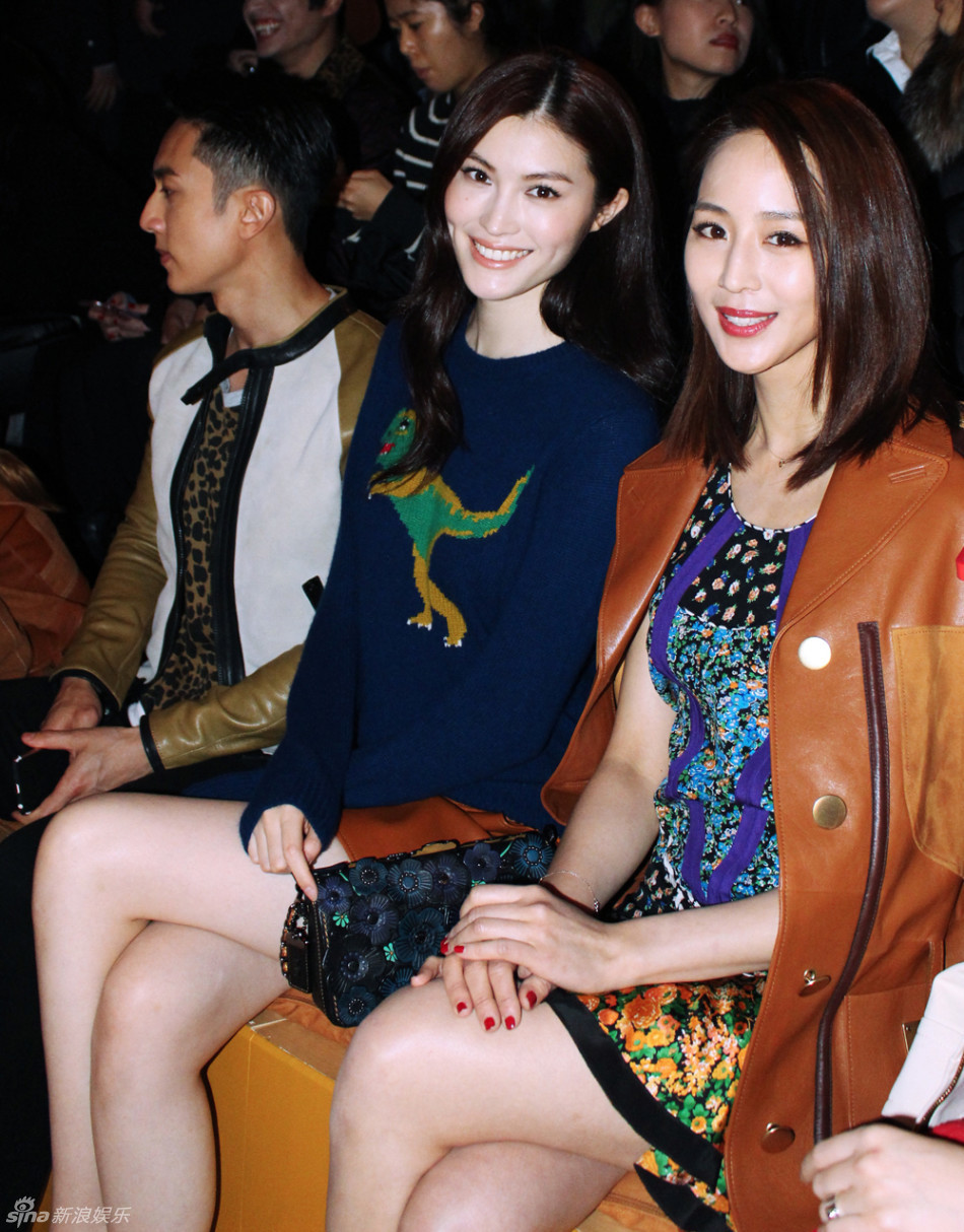 组图:何穗迷人酒窝亮相时装周 童趣毛衣可爱_高清图集_新浪网