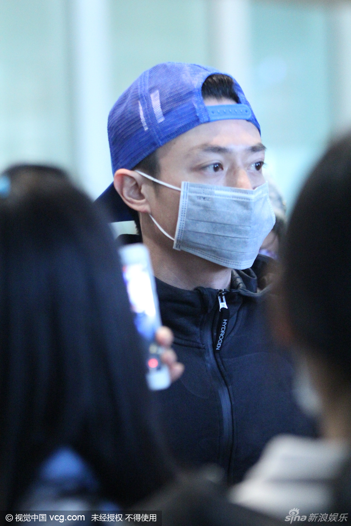 组图:霍建华返京反戴帽显痞味 口罩遮面被认出_高清图集_新浪网