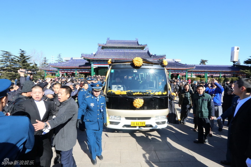 新浪娱乐讯 2月18日上午9点,阎肃追悼会在北京八宝山举行,社会各界