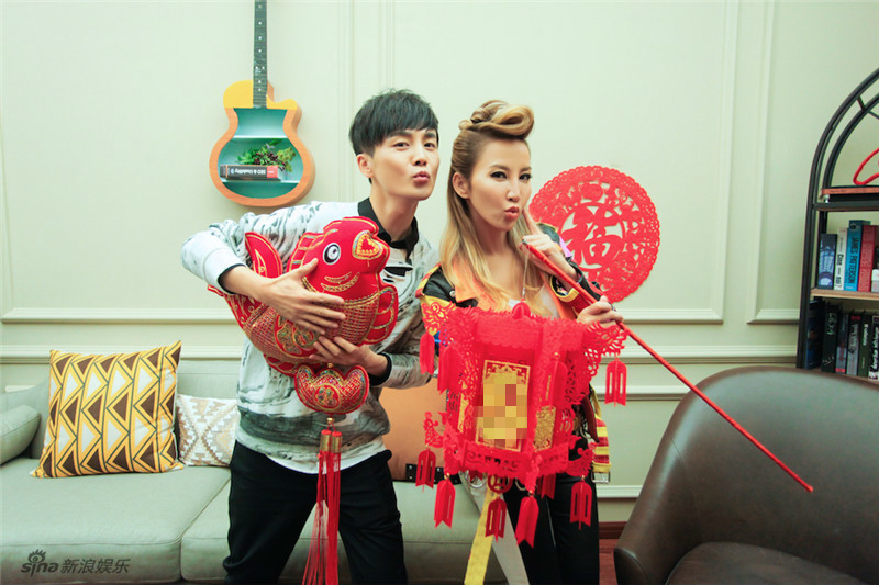 组图:歌手4黄致列秀金鱼嘴卖萌 徐佳莹送祝福