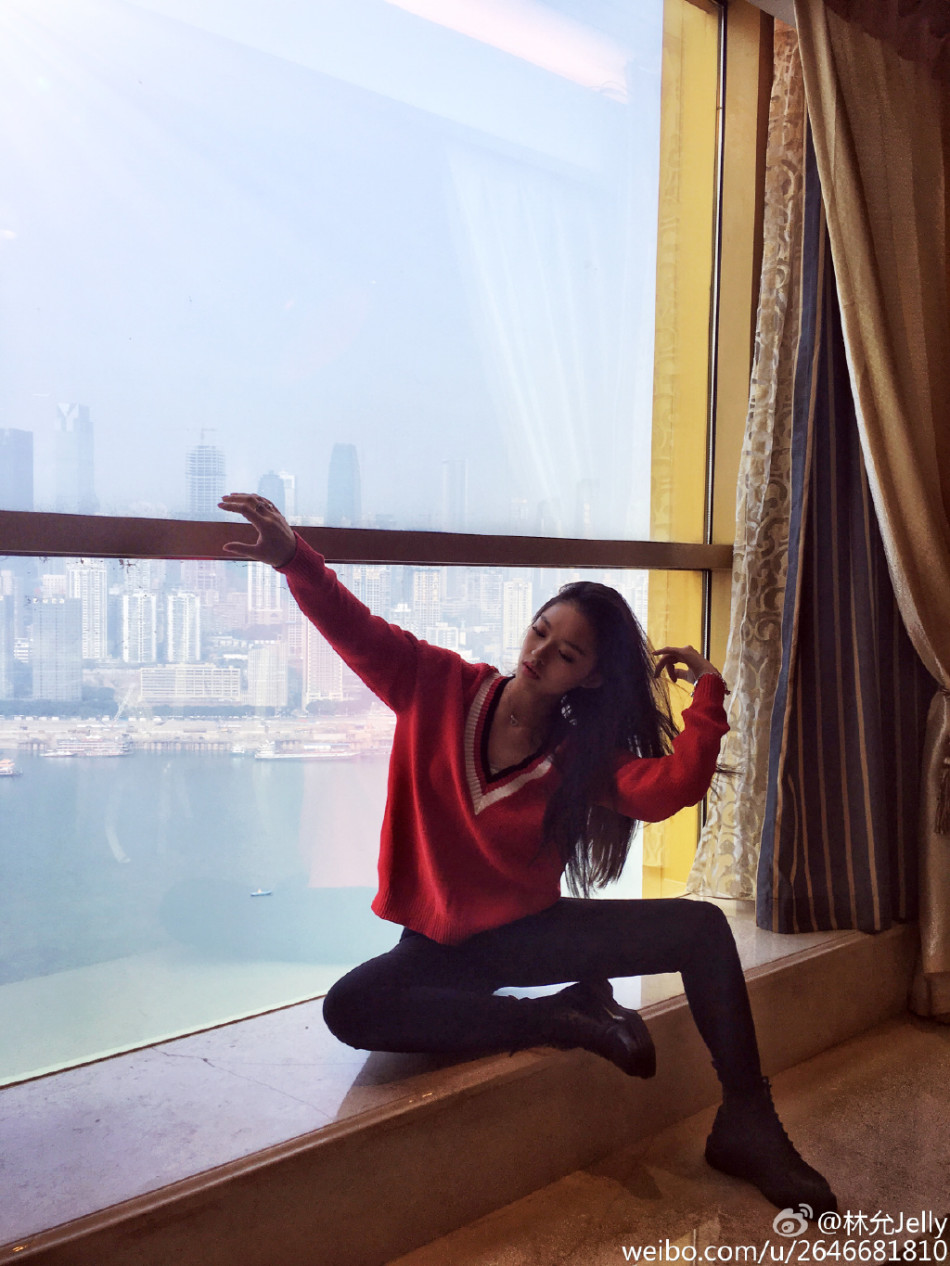 随后,林允又晒出一组在窗边玩劈腿的照片,称是"美人鱼有腿".