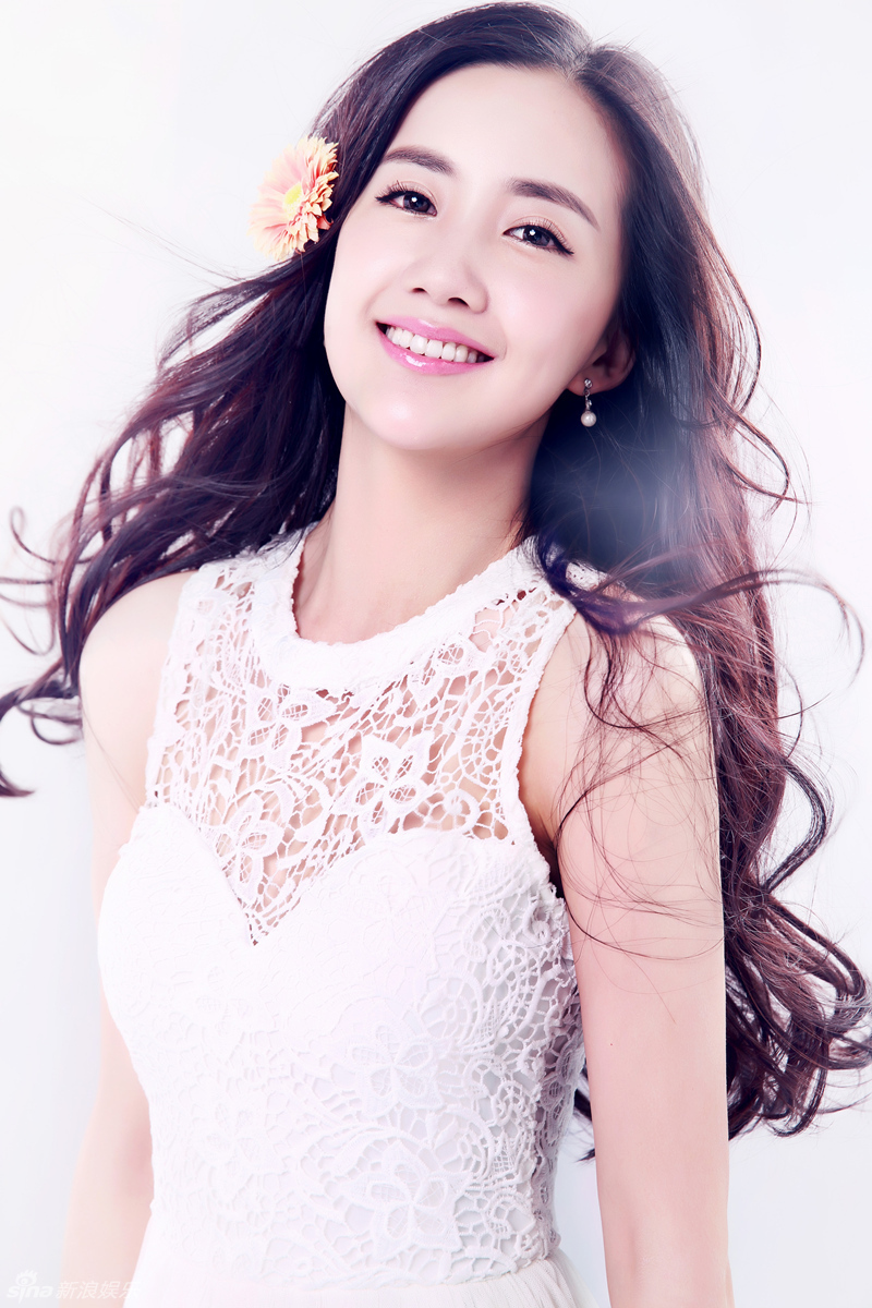 照片中陈欣予化身率性十足的天真萌妹,发丝轻扬温婉灵动,把少女的清纯