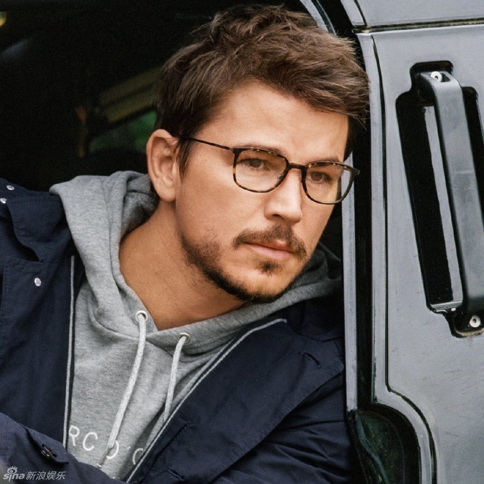 乔什哈奈特抱萌犬出镜 外形帅气气质优雅