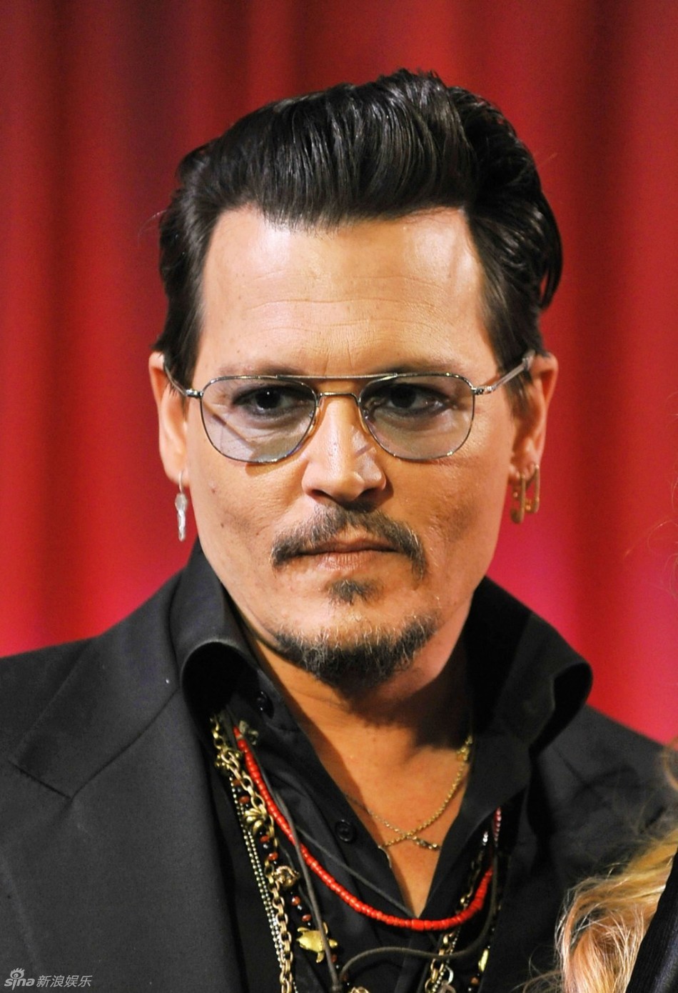 德普新发型利落清爽 体型变瘦配饰抢镜