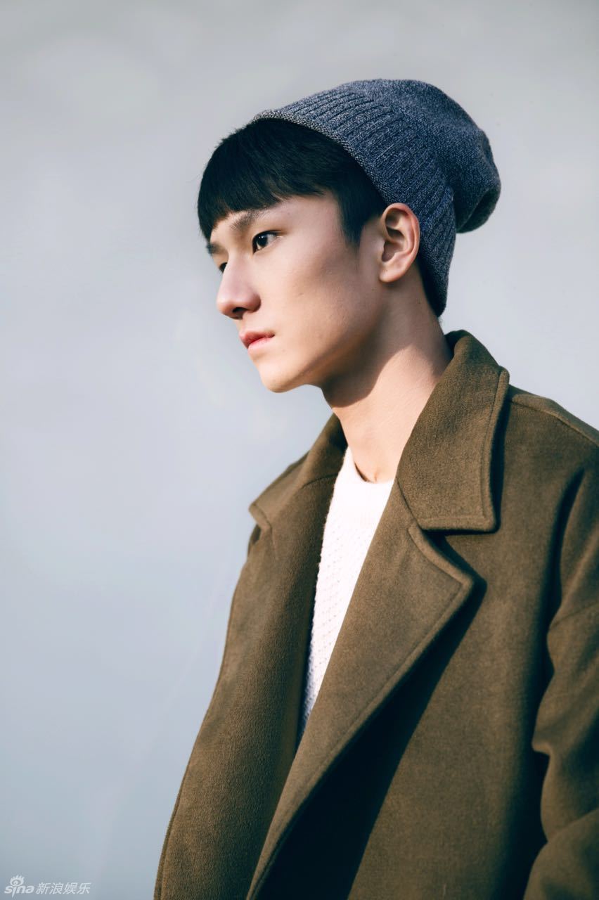 新浪娱乐讯 近日,李熹子发布了一组最新的街拍写真.他生活中私服风格