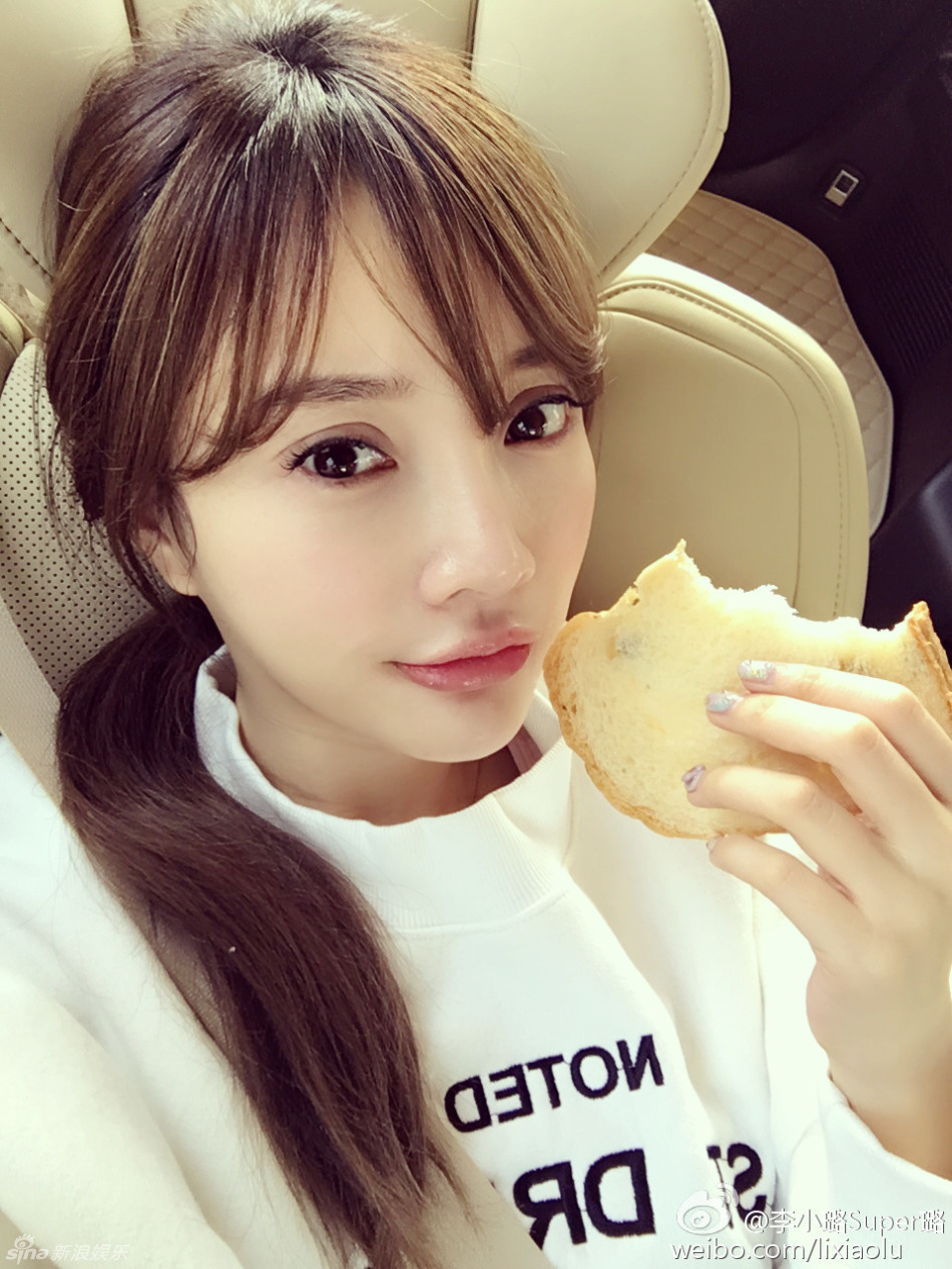 组图:李小璐空气刘海扮少女 嘟嘴卖萌丰唇抢镜_高清图集_新浪网