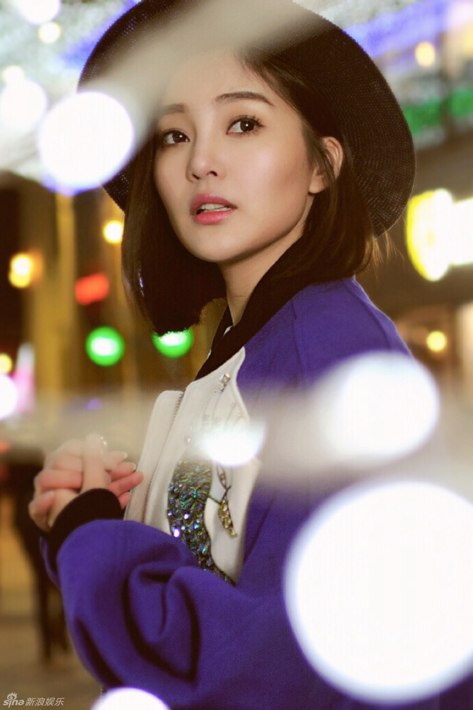 新浪娱乐讯 青年演员郭艳曝光了一系最新街拍写真,蓝白镶钻的孔雀图案