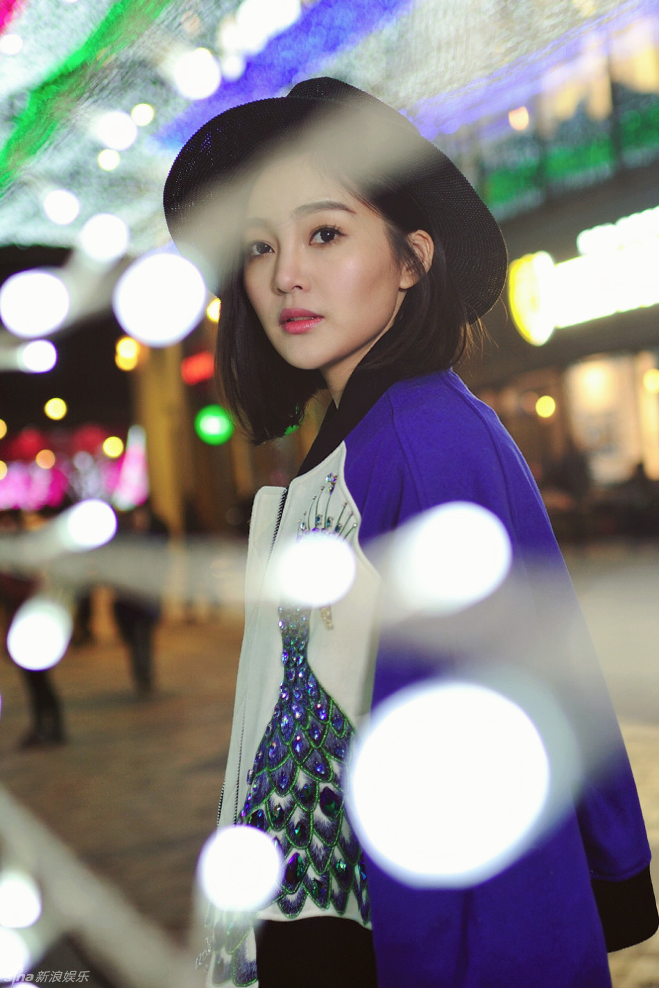 新浪娱乐讯 青年演员郭艳曝光了一系最新街拍写真,蓝白镶钻的孔雀图案