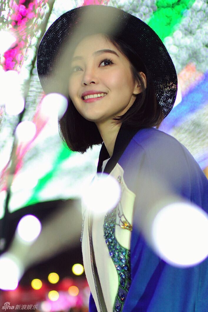 新浪娱乐讯 青年演员郭艳曝光了一系最新街拍写真,蓝白镶钻的孔雀图案