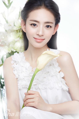 新浪娱乐讯 近日,王薇曝光一组新照,这组照片中王薇身着一身白色长裙