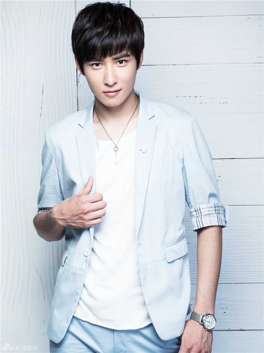 组图:吴昊泽春日休闲大片 笑容尽显暖男气质_高清图集_新浪网