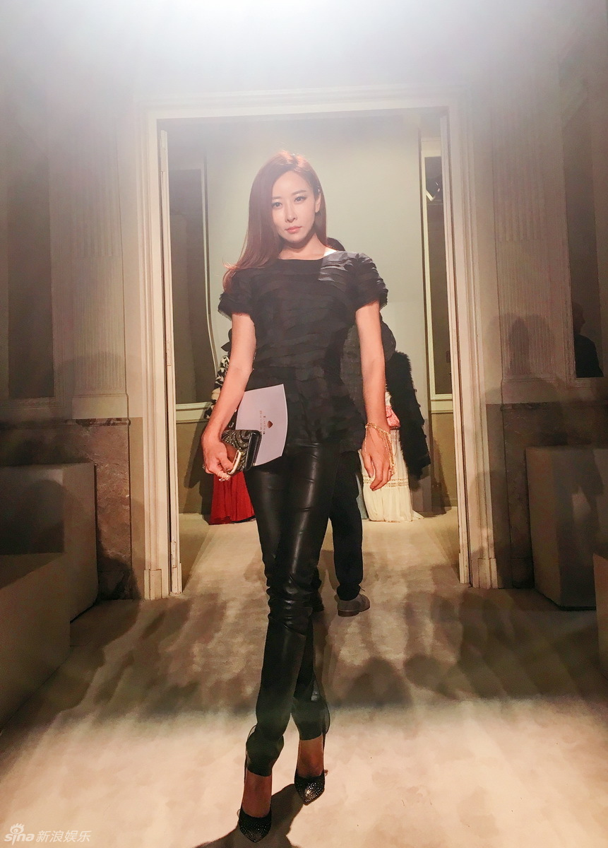 新浪娱乐讯 日前,毛俊杰身着全黑轻哥特风时装帅气亮相米兰秀场,出席