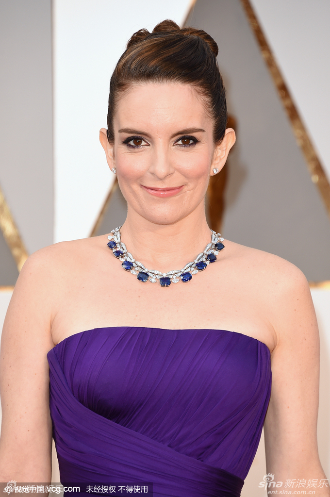 蒂娜·菲紫裙高贵