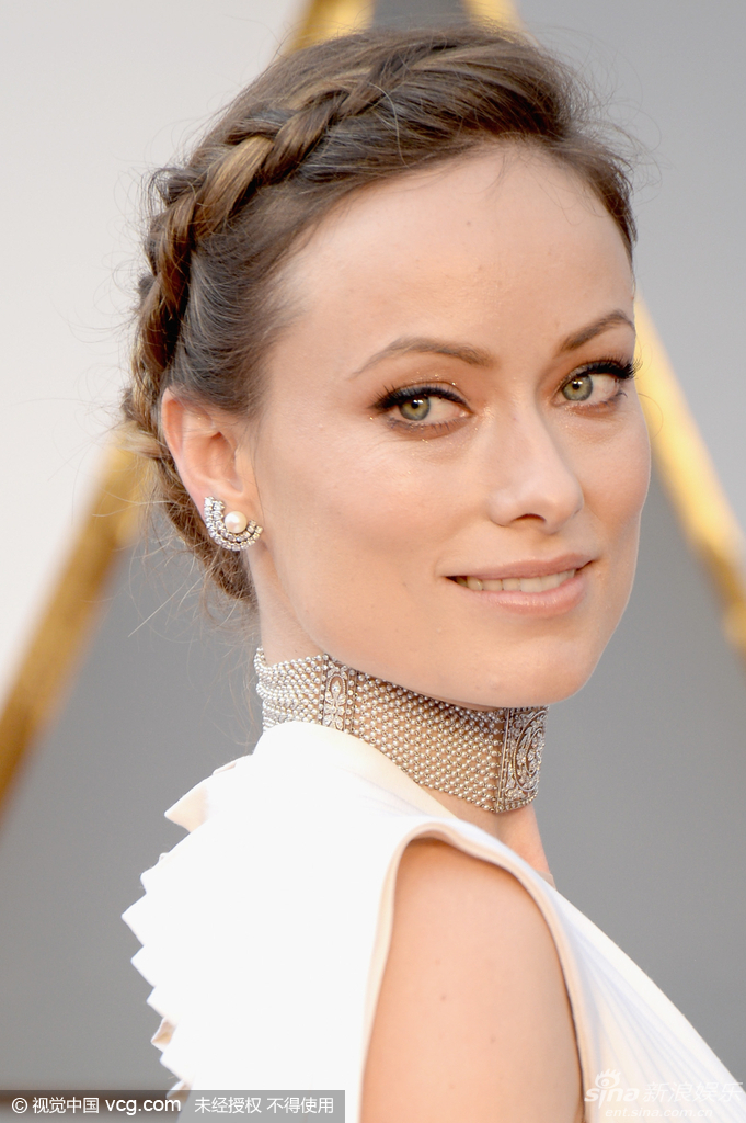 奥利维亚·维尔德露背白裙优雅