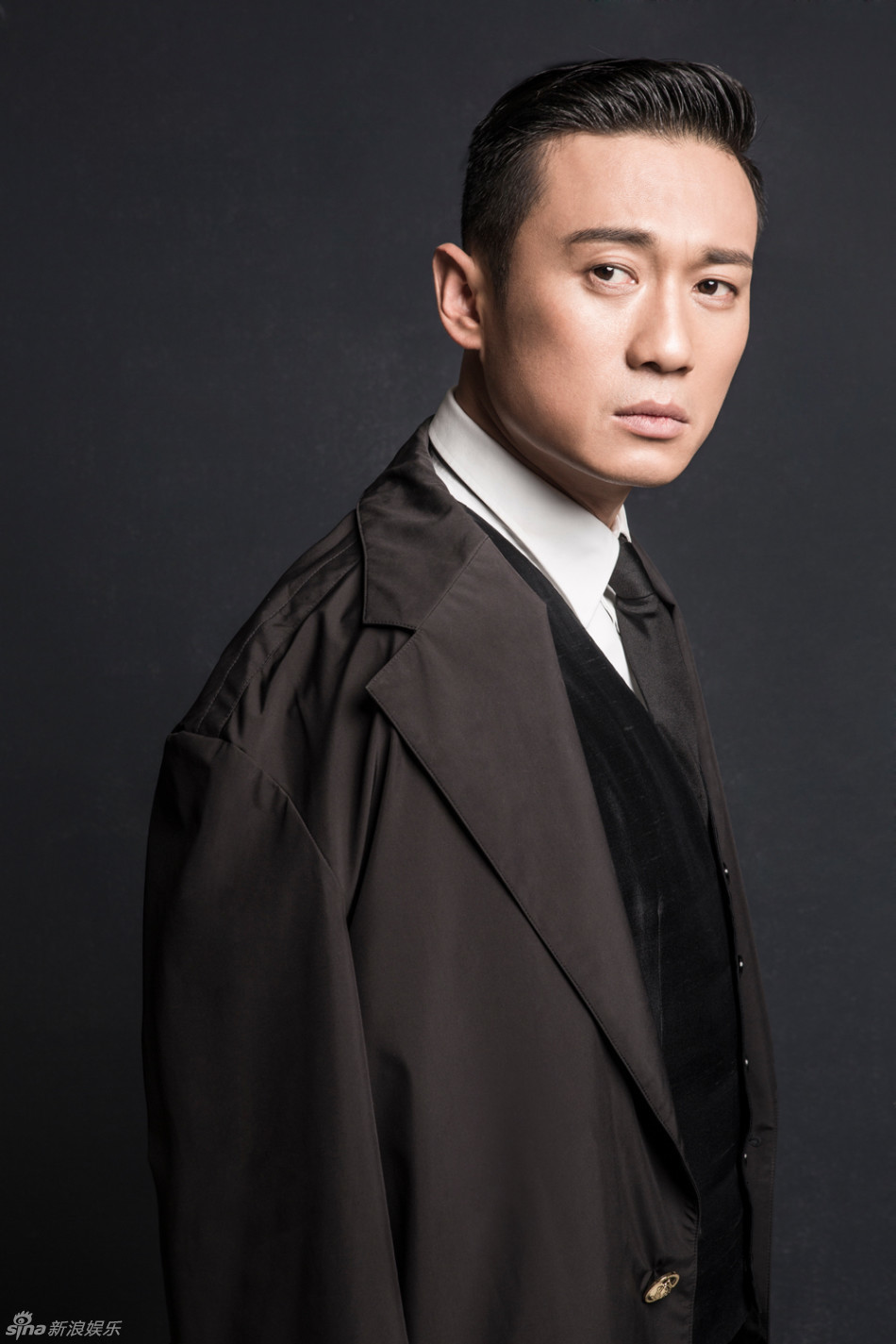 组图:徐洪浩黑风衣写真曝光 再现上海滩风范_高清图集_新浪网