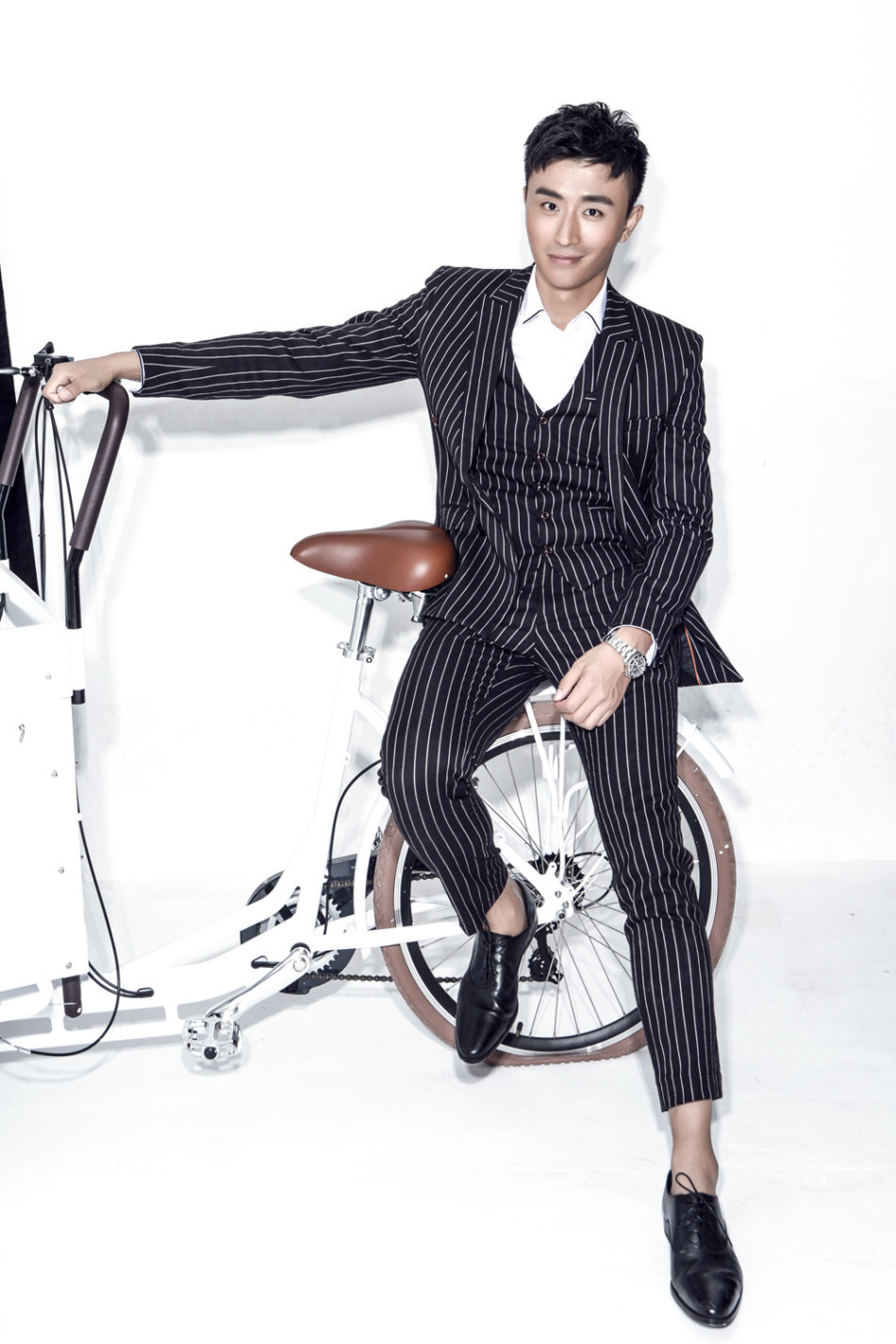 组图:张皓然发布西装写真 演绎"村霞不村"_高清图集_新浪网