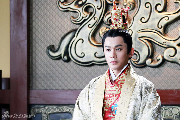 组图:乔振宇《思美人》凤纹红衣王袍展风姿