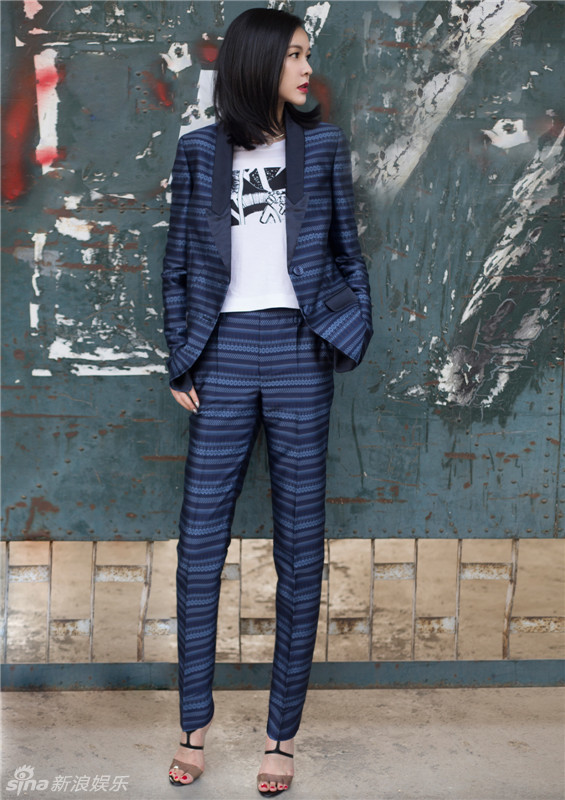 新浪娱乐讯 李艾,也在此时为大家展示了自己的初春阶段的服饰搭配.