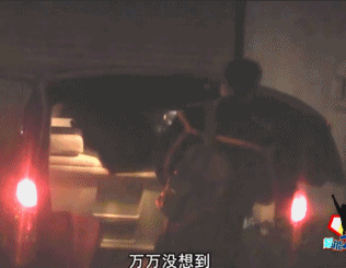 [动图]华晨宇深夜现身公寓