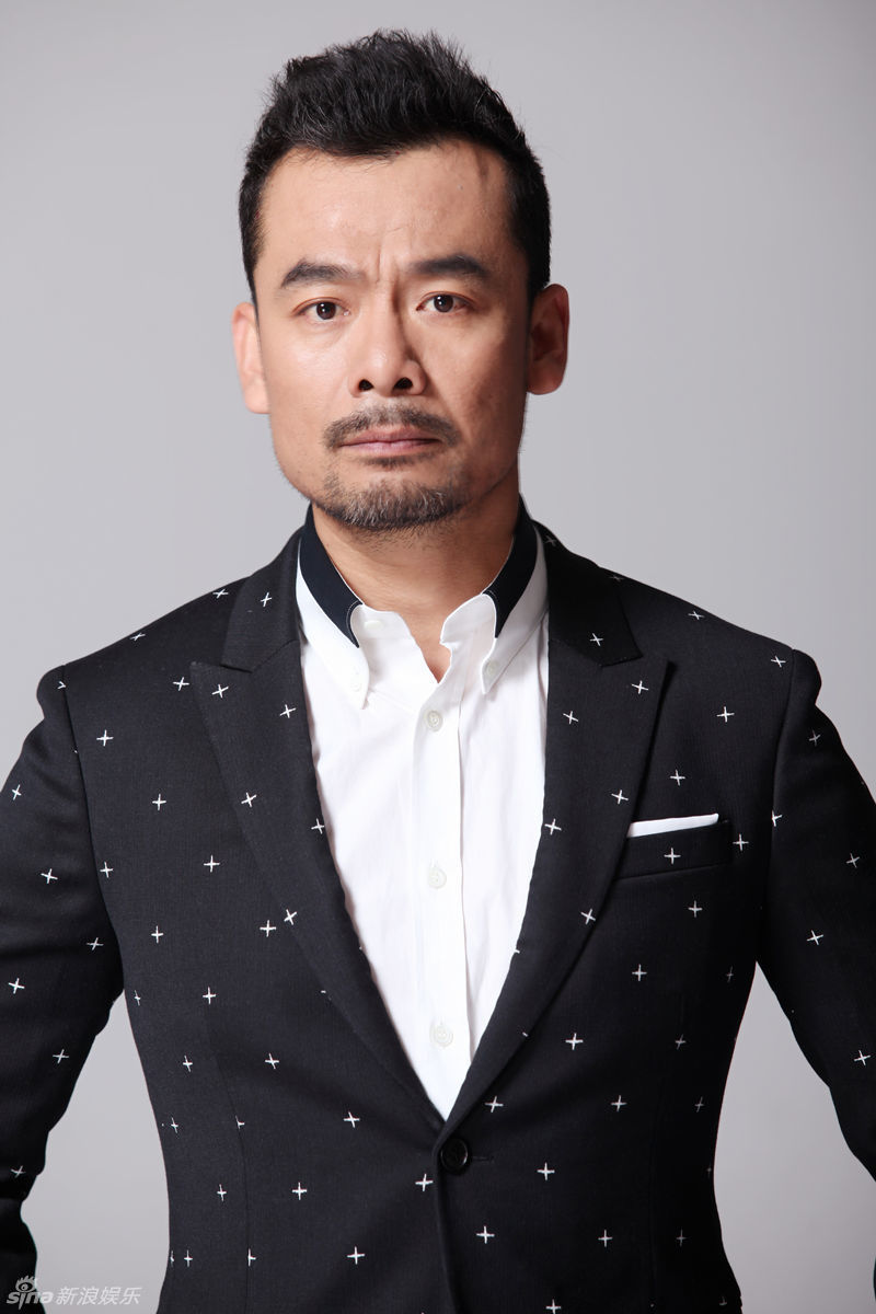 组图宋佳伦曝新写真荧幕铁汉尽显熟男魅力