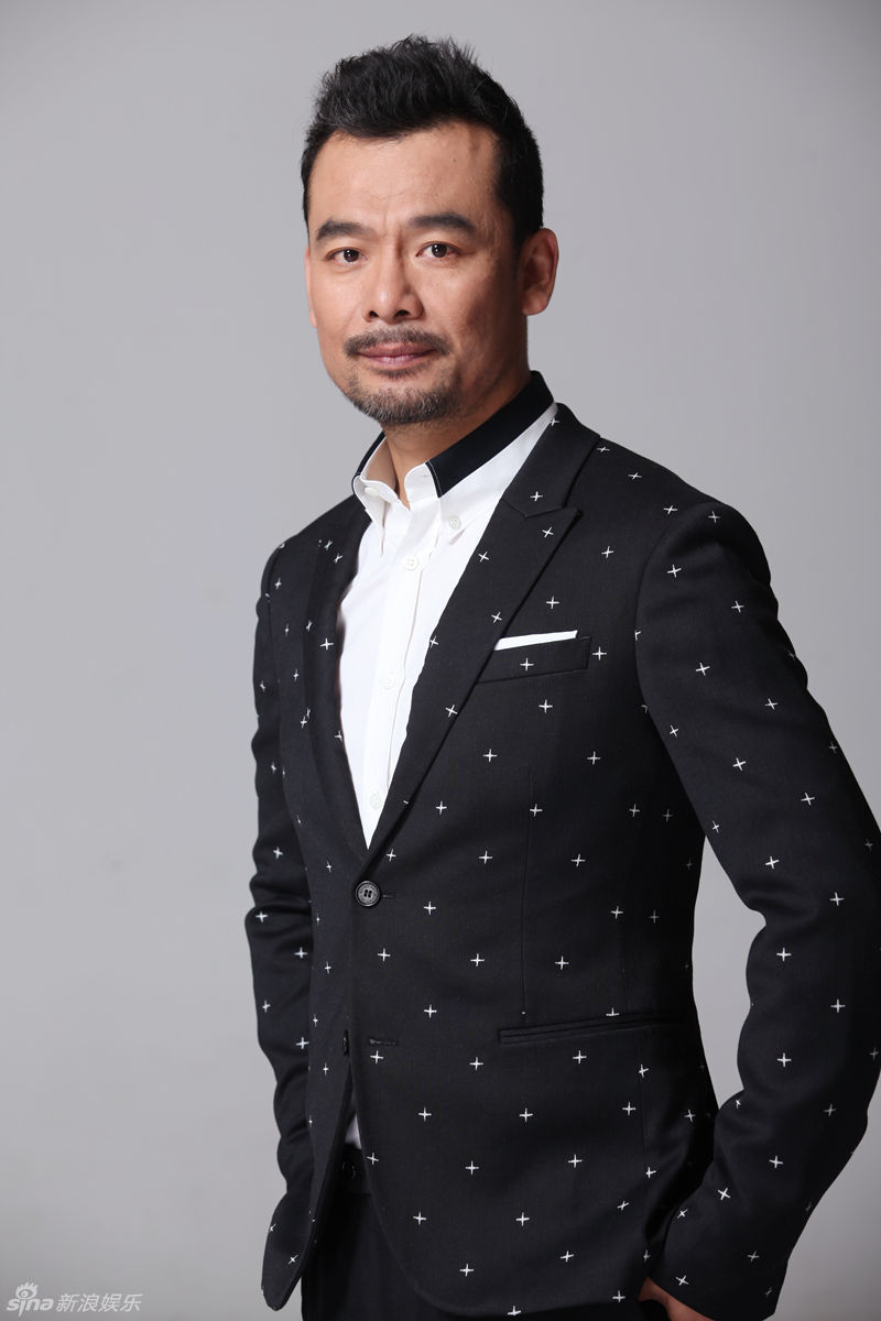 组图宋佳伦曝新写真荧幕铁汉尽显熟男魅力