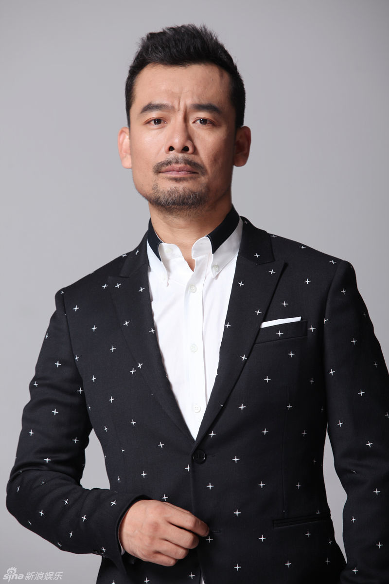 组图宋佳伦曝新写真荧幕铁汉尽显熟男魅力