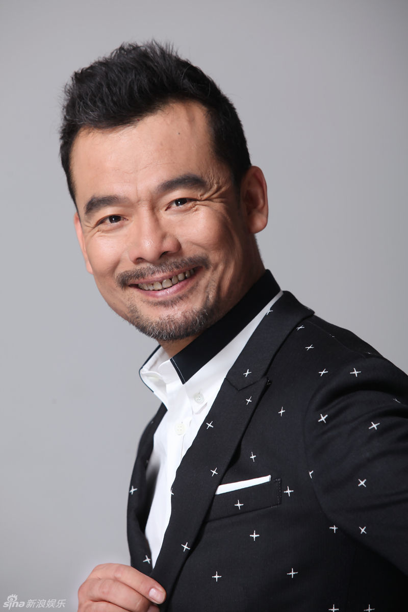 组图宋佳伦曝新写真荧幕铁汉尽显熟男魅力